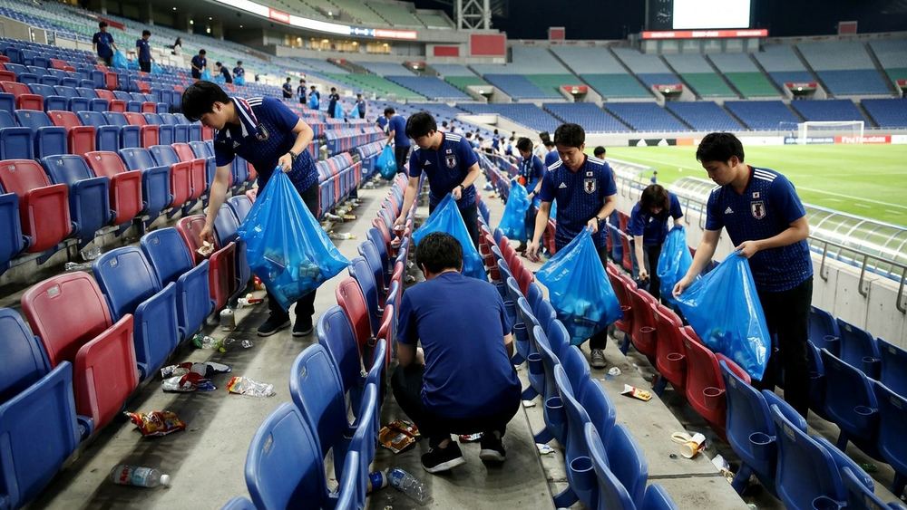 Japanische Fußballfans zeigen vorbildliches Verhalten bei der WM 2026