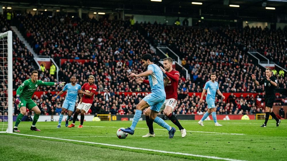 Manchester City besiegt United trotz Unterzahl im Derby